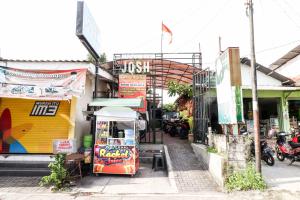 een straat met een eetkraam voor een gebouw bij Kos VIP Josh in Yogyakarta