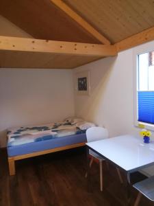 Habitación pequeña con cama y mesa en Montanara, en Meiringen