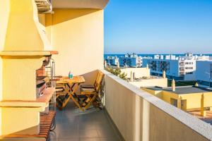 Balkoni atau teres di 1 Bedroom Large Balcony OceanView & BBQ in Meia Praia Lagos