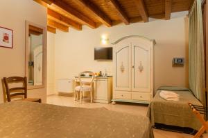 Televízia a/alebo spoločenská miestnosť v ubytovaní Agriturismo dei Grippi