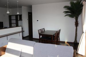 un salon avec un canapé et une table dans l'établissement E-horizon Resort コンドミニアム名護E, à Nago
