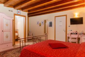 Televízia a/alebo spoločenská miestnosť v ubytovaní Agriturismo dei Grippi