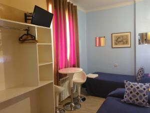 A television and/or entertainment centre at Casa de Huespedes Dolce Vita