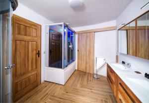 Koupelna v ubytování Hotel Dymník + 37 fotografií