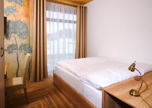Rúm í herbergi á Hotel Dymník
