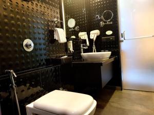 Ένα μπάνιο στο Dragonfly Hotel - The Art Hotel