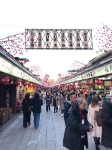 una multitud de personas caminando por un mercado en Outlet Hotel UenoEkimae en Tokio