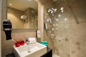 
a bathroom with a sink, toilet, and bathtub at ibis Styles Liege Guillemins in Liège
