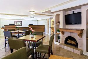 Ο χώρος του lounge ή του μπαρ στο La Quinta Inn by Wyndham College Station