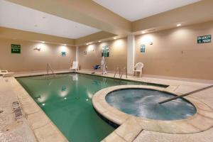 a large swimming pool in a hotel room at La Quinta by Wyndham Lindale in Lindale