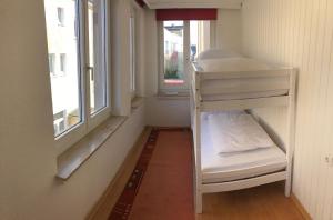 um pequeno quarto com um beliche ao lado de uma janela em Apartmenthaus Am Bahnhof em Detmold