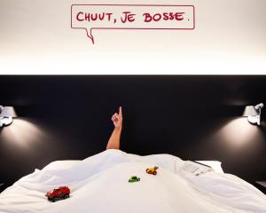 Una cama o camas en una habitación de ibis Styles Liege Guillemins