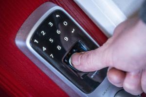 une main de personne appuie sur un bouton de la porte de la voiture dans l'établissement Pullman House, à Darlington