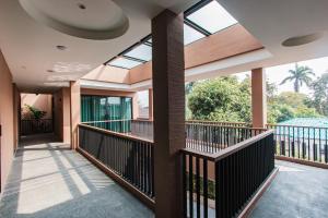 Rachabhura Hotel的阳台或露台