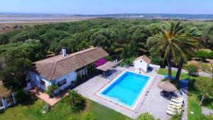una vista aerea di una casa con piscina di CASA BUGANVILLA a Barbate