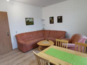 ein Wohnzimmer mit einem Sofa und einem Tisch in der Unterkunft Ferienwohnung "Zur Kleinbahn" in Zittau