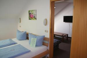Кровать или кровати в номере Gasthof Berg