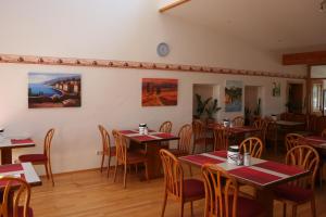 Um restaurante ou outro lugar para comer em Gasthof Berg