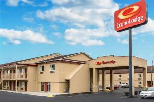 a front view of a la colonial motel at Econo Lodge East Staunton in Staunton