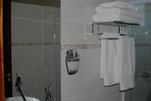 un bagno con lavandino e asciugamani su una mensola di Abrigo da Reserva a Santo Antônio do Pinhal