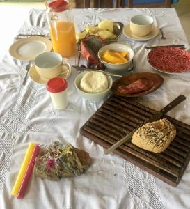 una mesa con un montón de alimentos de desayuno en ella en Toca da Capuava en Cotia