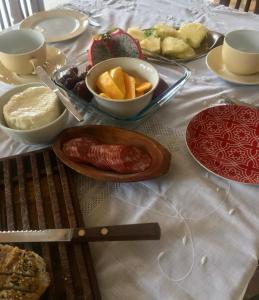 Toca da Capuava في كوتيا: طاولة مليئة بأطباق الطعام على طاولة