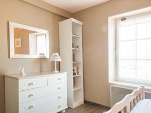 - une chambre avec une commode blanche et un miroir dans l'établissement Simplistic holiday home with terrace, à Saint-Laurent-sur-Mer