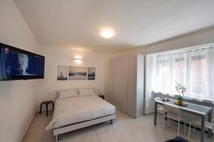 Μια τηλεόραση ή/και κέντρο ψυχαγωγίας στο Apartments Mihaela 2
