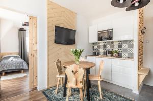 Kuchyňa alebo kuchynka v ubytovaní Apartamenty Smrekowa Turnia