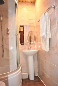 カザンにあるHotel Kvartのバスルーム(洗面台、トイレ、シャワー付)