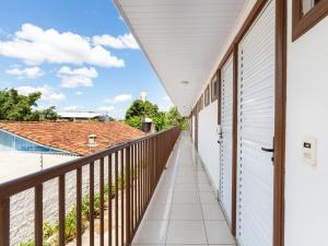 einen Balkon mit Blick auf ein Haus in der Unterkunft Hotel Amadeu´s in Cuiabá