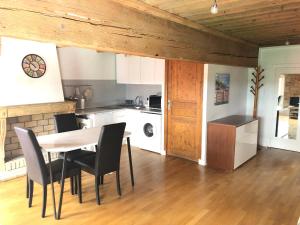 une cuisine et une salle à manger avec une table et des chaises dans l'établissement Coeur Vieux Lyon, à Lyon