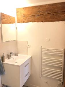 une salle de bains avec un lavabo blanc et un miroir dans l'établissement Coeur Vieux Lyon, à Lyon