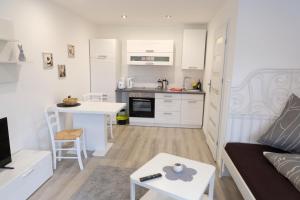 a kitchen and living room with a couch and a table at Stadtzimmer in Salzhemmendorf