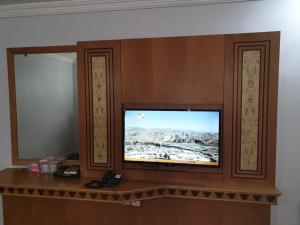 Televizorius ir (arba) pramogų centras apgyvendinimo įstaigoje EWG Rahaf Al Mashaer Hotel