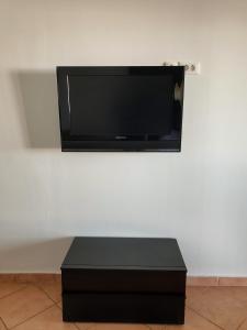 TV i/ili multimedijalni sistem u objektu Family Bungalow Pineta