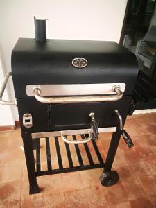 Edvige' S House in Residence في سان فيليس سيرسيو: وجود موقد أسود جالس على موقف في الغرفة