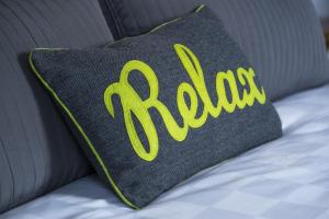 un cuscino con la parola "raemia" su un letto di Pullman House a Darlington