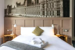 Een bed of bedden in een kamer bij The Station Hotel