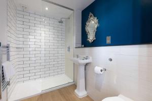Een badkamer bij The Station Hotel