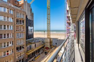 een uitzicht op het strand vanuit een gebouw in aanbouw bij Hyper-Luxeappartement, zeezicht, centrum, airco, optie hotelservices in Oostende
