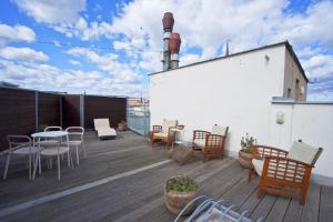 een terras met stoelen en tafels in een gebouw bij Jacob Brno in Brno