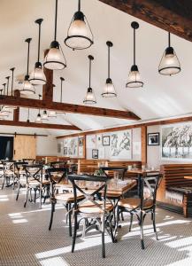 une salle à manger avec des tables, des chaises et des lampes suspendues dans l'établissement Gurney's Montauk Resort & Seawater Spa, à Montauk