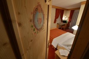 Postel nebo postele na pokoji v ubytování Hotel Cristallo