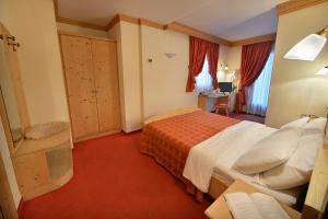 Postel nebo postele na pokoji v ubytování Hotel Cristallo