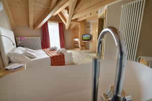 Postel nebo postele na pokoji v ubytování Hotel Cristallo