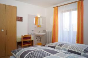 sypialnia z 2 łóżkami i umywalką w obiekcie Appartment Felder Erika w mieście Valdaora