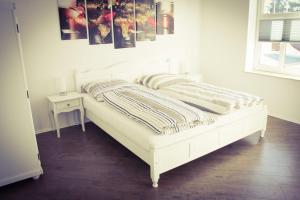 uma cama branca com duas almofadas num quarto em Gästehaus Burgblick em Neustadt-Glewe