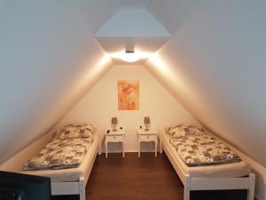 En eller flere senge i et værelse på Gästehaus Burgblick