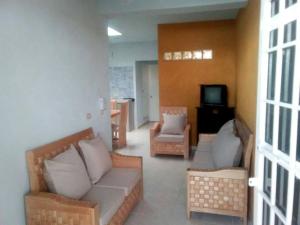 a living room with two couches and a television at Altabrisa - Deportiva Departamento cómodo y silencioso 2 habitaciones in Villahermosa